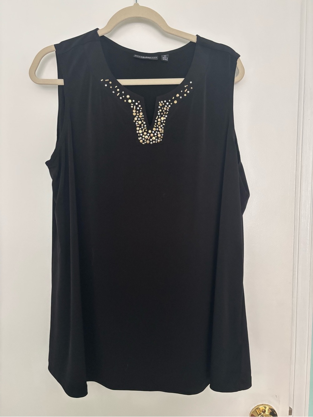 Susan Graber liquid knit 2X Sleeveless Black Embellished V-Neck Top